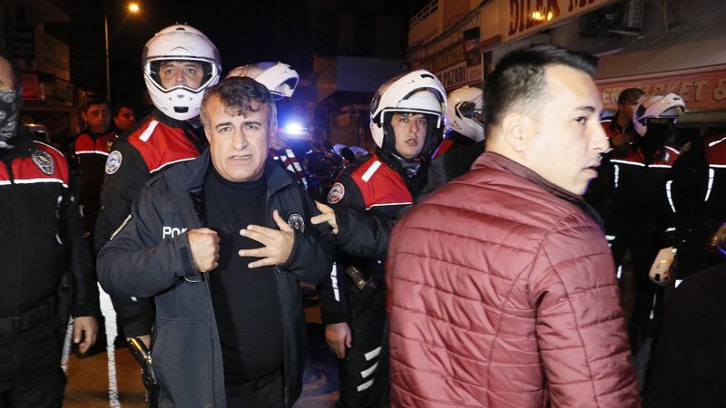 Adana'da kadına şiddeti önleyen polis bıçaklandı