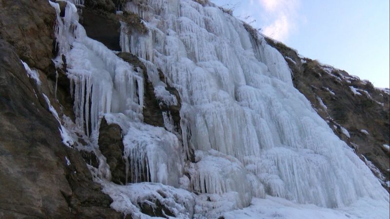 Muş’ta eksi 15 derecede şelale buz tuttu