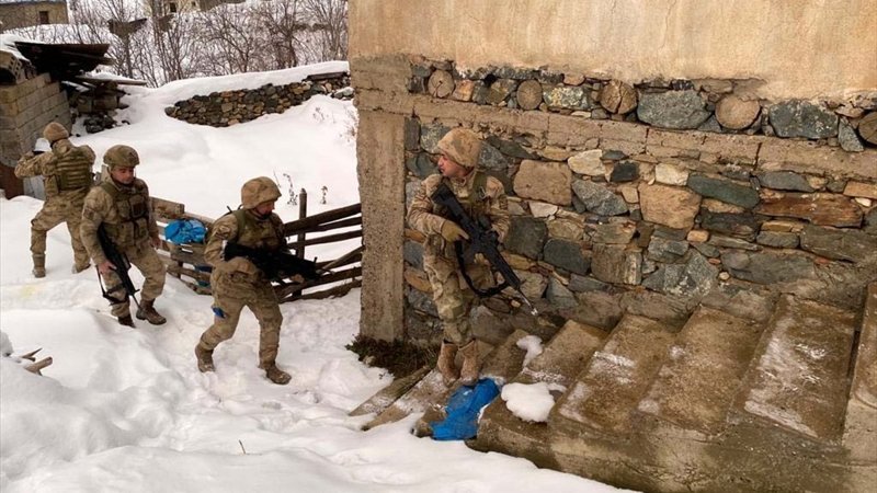 Bitlis merkezli 4 ilde terör operasyonu: 8 gözaltı