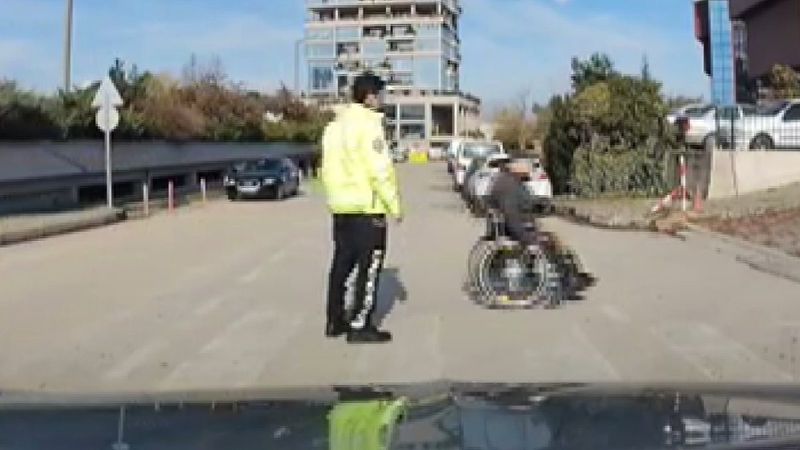 Bursa'da engelli vatandaşın imdadına trafik polisi yetişti