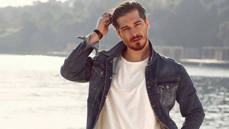 Ne Serenay ne Duygu! Çağatay Ulusoy şezlongda bakın kiminle yakalanmış!