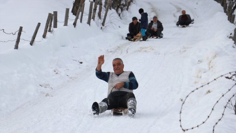 Kastamonu'daki yaşlılar, kızakla kayarak çocukluğunu andı