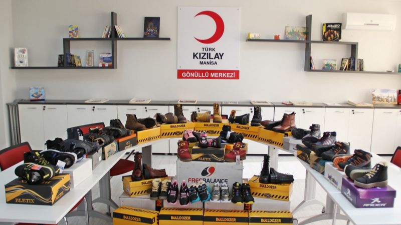 Türk Kızılayı'ndan Manisa'da 1500 öğrenciye bot yardımı