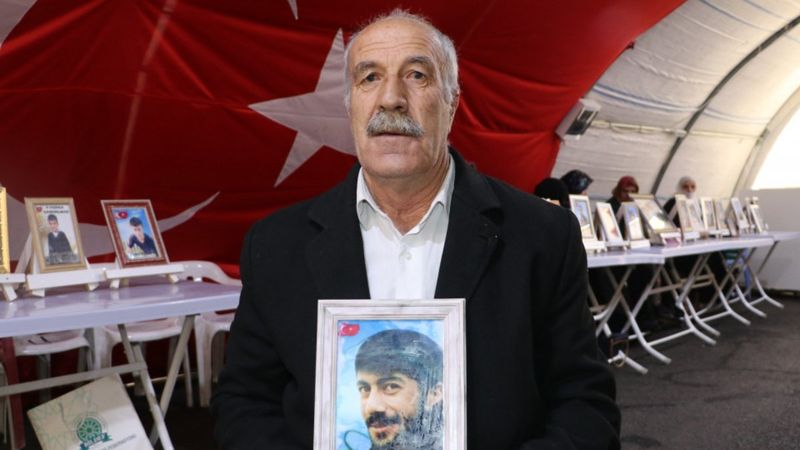 Evlat nöbetindeki baba: Senin yerin Türkiye Cumhuriyeti