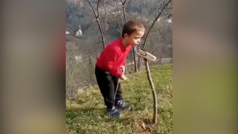 Ağzıyla kemençe çalıp oynayan Karadenizli çocuk