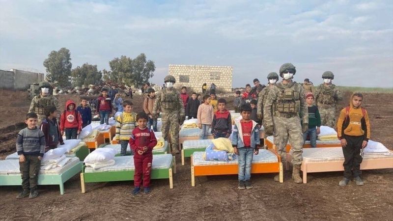 Mehmetçik'ten çocuklara yatak ve yorgan yardımı