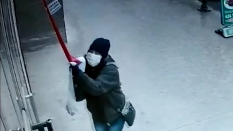 Karabük'te Türk bayrağını indirmeye çalışan kadın tedaviye alınacak 