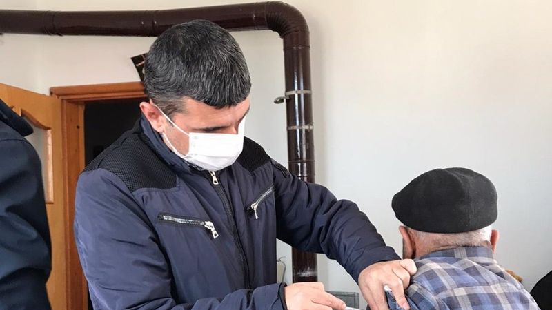 Çorum'da sağlık çalışanlarının köylerdeki aşı çalışması sürüyor