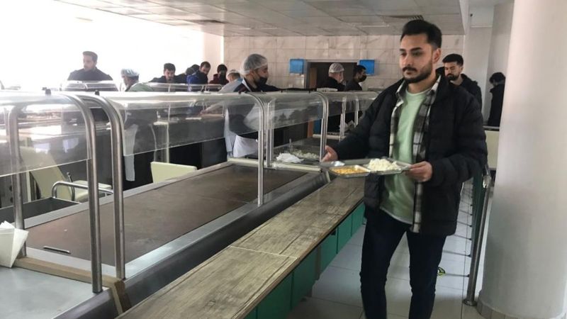 Elazığ'da sigarayı bırakan adam, öğrencilere yemek fişi dağıtıyor