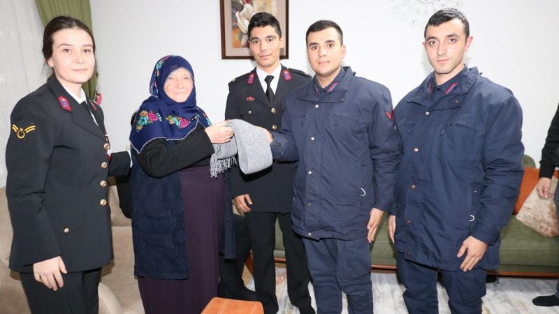 Ordulu şehit annesinden askerlere atkı sürprizi