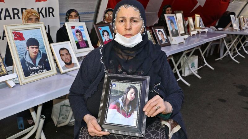 Evlat nöbetindeki anne: Evlat hasretinden içimiz yanıyor