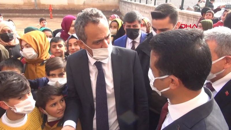 Öğretmenler Mahmut Özer'in Milli Eğitim Müdürü'ne görevini doğru yap uyarısına tepkili