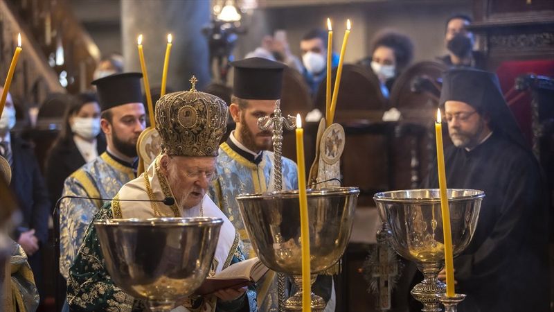 Kuzguncuk'ta haç çıkarma töreni yapıldı