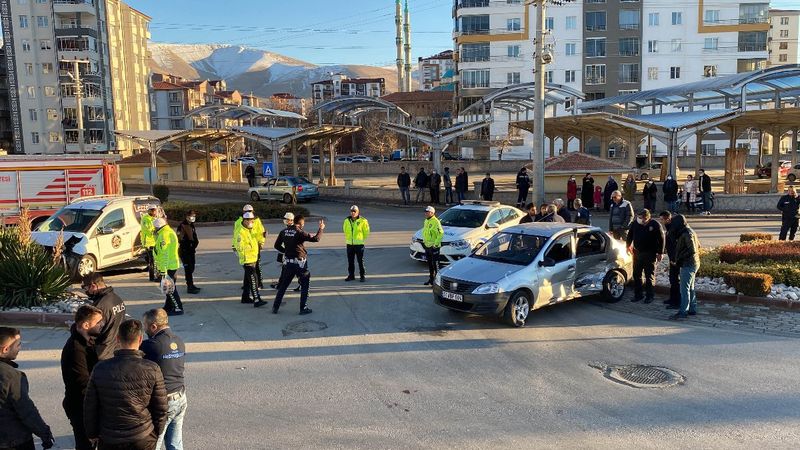Niğde’de trafik kazası: Arka camdan yola fırladılar