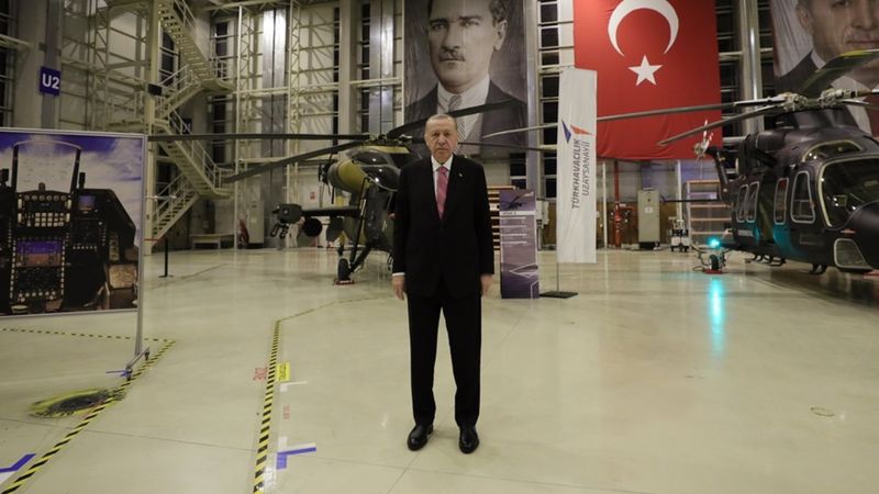 Cumhurbaşkanı Erdoğan, yerli üretim helikopterlerle poz verdi