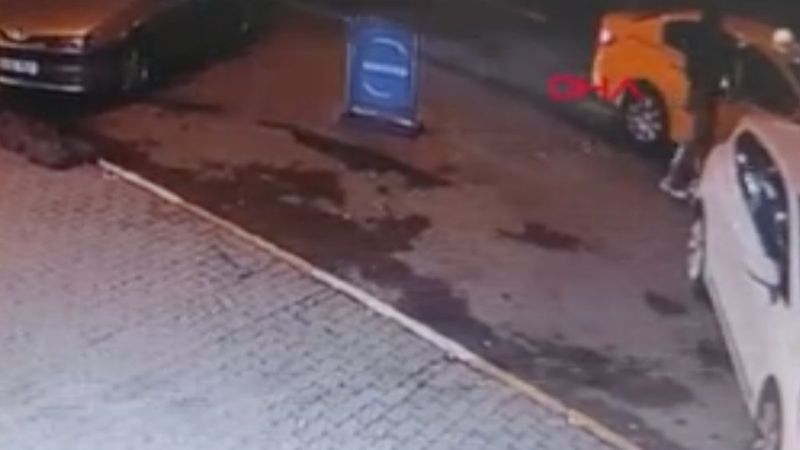 Beyoğlu'nda otomobil yolcu almak isteyen taksiye çarptı