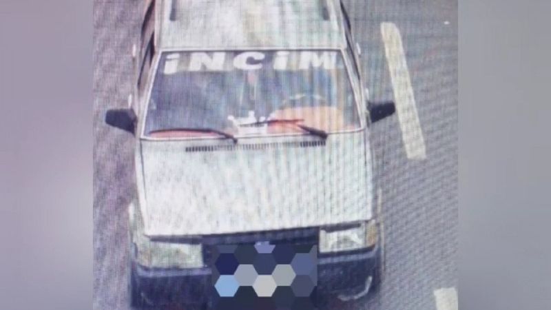 Mersin’de hırsızlık şüphelilerini, otomobilin önündeki yazı ele verdi