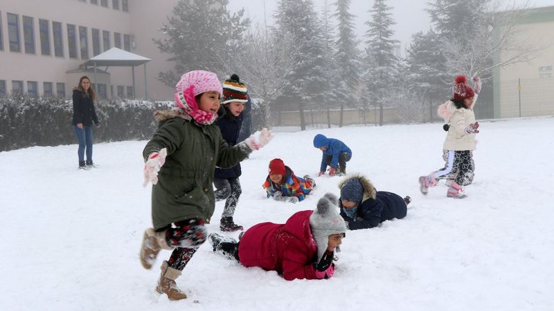 Erzurumlu öğrencilerin kar eğlencesi