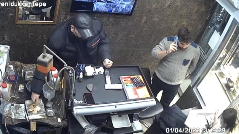 Şişli'de dalgınlıktan yararlanan hırsız, kuyumcudan 11 çeyrek altın çaldı