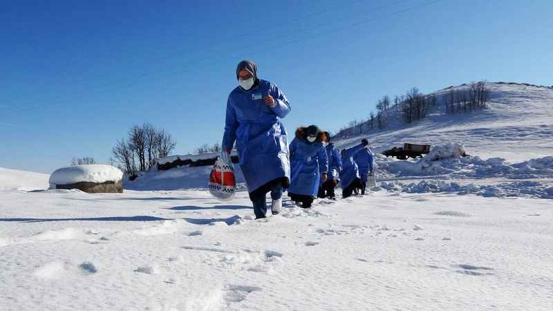 Aşı timleri, Muş'un en ücra köylere ulaşıyor
