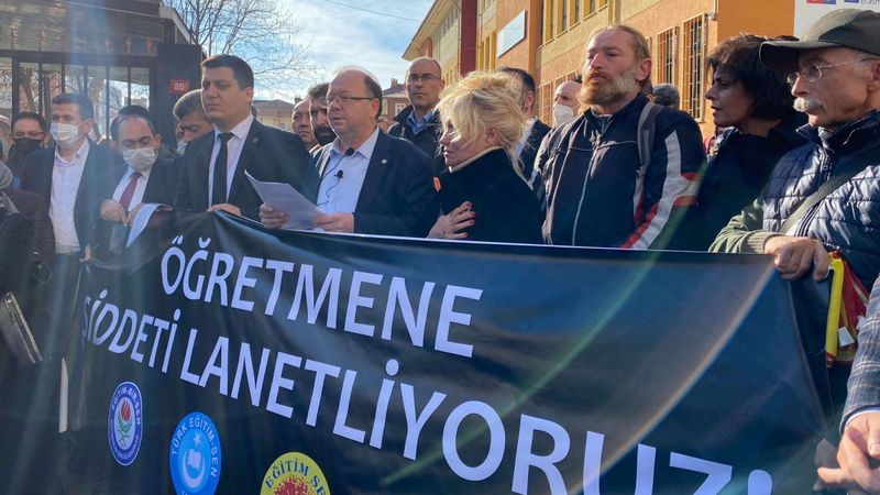 Ümraniye'de müdireye yapılan darp protesto edildi