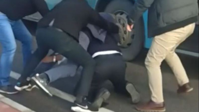 Antalya'da otobüs şoförünü tekme tokat dövdüler