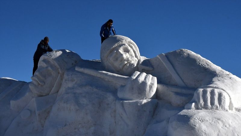Kars'ta Sarıkamış şehitlerini temsil eden şehit asker heykeli tamamlandı