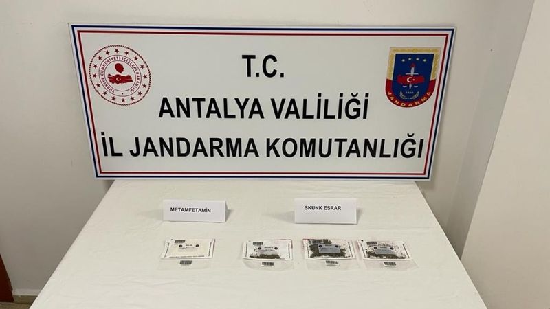 Antalya'da aranan suç makinesi uyuşturucuyla yakalandı
