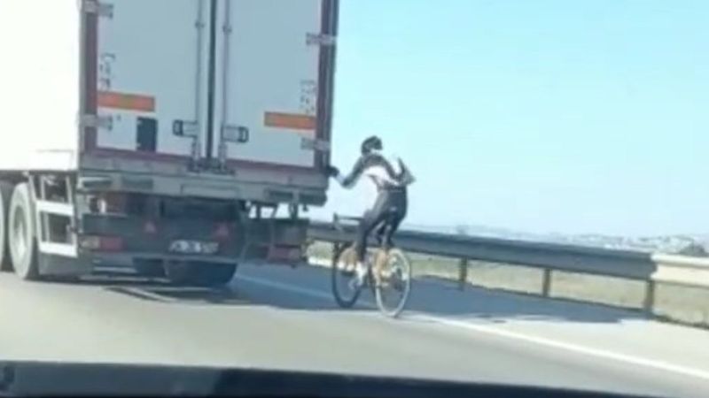 Bursa'da bisikletli sürücünün tehlikeli yolculuğu kamerada