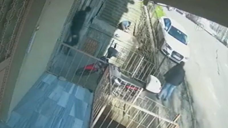İstanbul'da çocuğun balkondan düşme anı kamerada