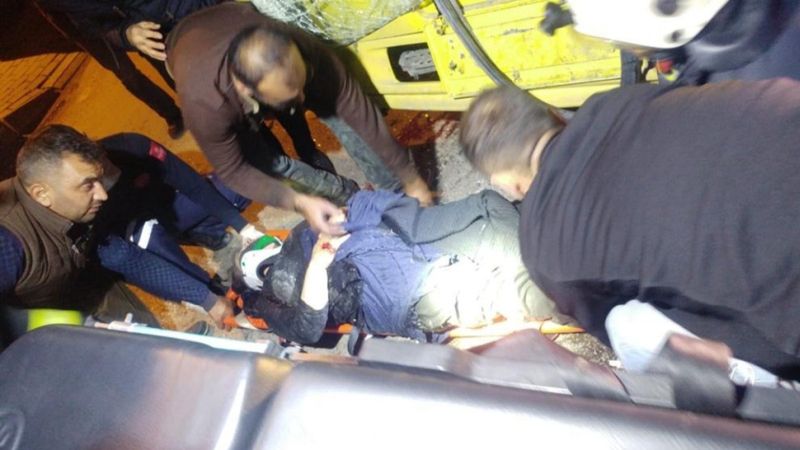 Kocaeli'de camından fırladığı tırın altında kaldı