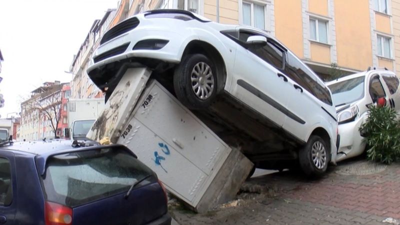 Gaziosmanpaşa'da zincirleme kaza: Araç trafoya çıktı