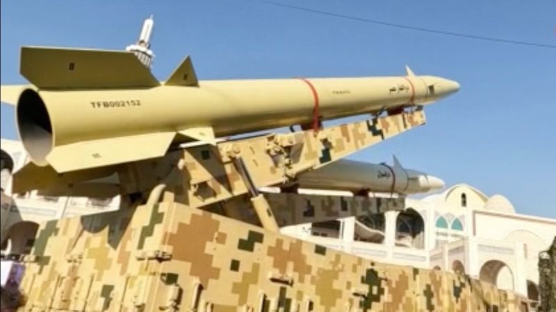 İran, ABD'yi vurduğu füzeleri sergiledi