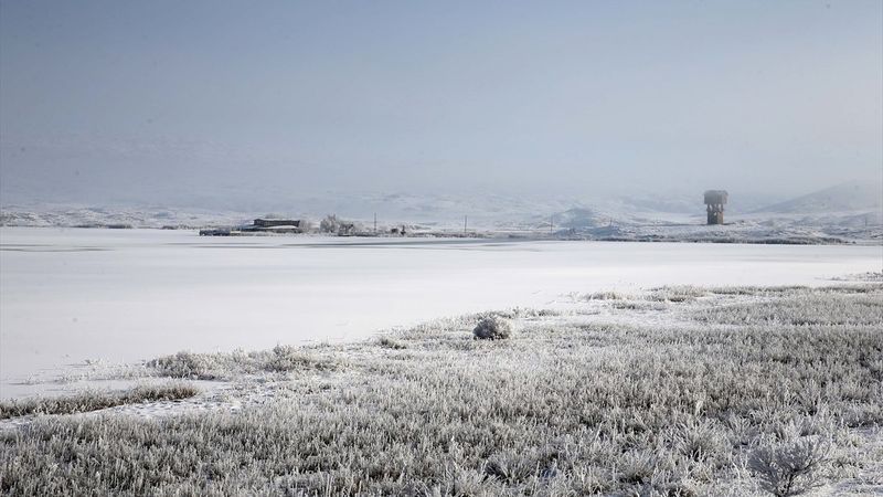 Sivas'ta Tödürge Gölü buz tuttu