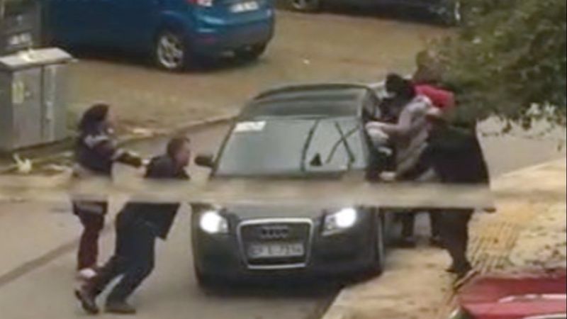 Antalya'da hapis cezası olan şahsın ailesi polise zorluk çıkardı