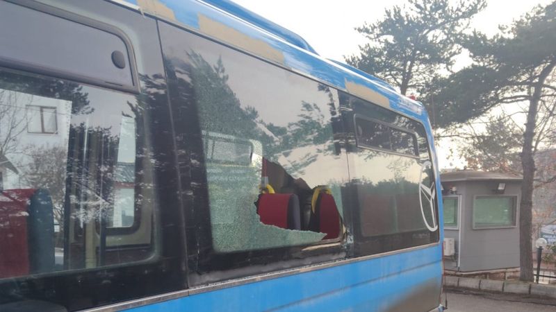 Bolu'da taksici öğrenci taşıyan dolmuşa silahla saldırdı