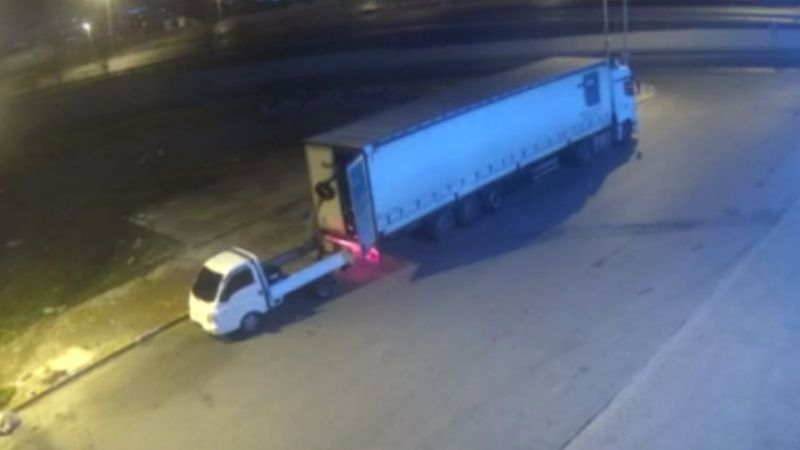 Esenyurt'ta şoförün uyuduğu tırdan 200 bin liralık lastik çalındı