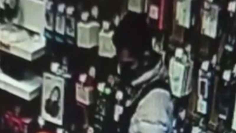 Arnavutköy'de stanttaki telefonu çalan hırsız kamerada