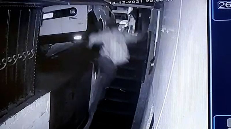 Kağıthane'de telefonuna bakan genç, merdiven boşluğuna düştü