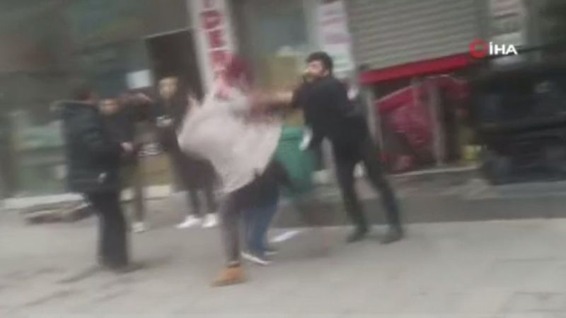 Arnavutköy'deki kavgada, birbirlerine mangallarla saldırdılar