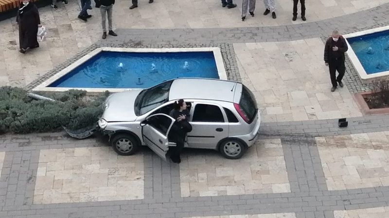 Denizli'de otomobiliyle trafik ışıklarını söküp götürdü
