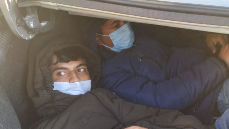 Kocaeli'de otomobilin bagajından kaçak göçmenler çıktı