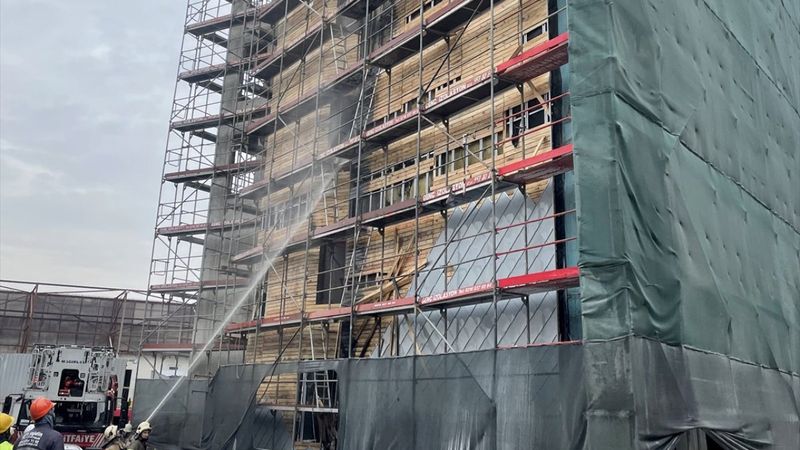 Fatih'te tarihi binada yangın çıktı