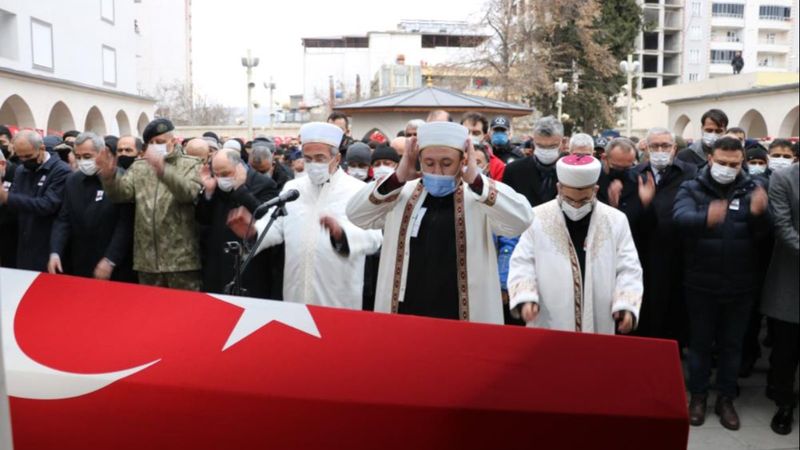 Şanlıurfa şehidinin cenaze namazını imam ağabeyi kıldırdı