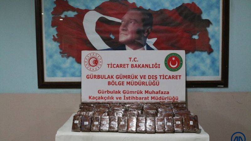 Ağrı'da, tırın dorsesine gizlenmiş 62 kilo 154 gram eroin ele geçirildi