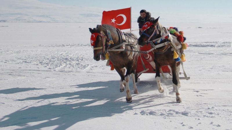 Çıldır Gölü'nde drift atan adam yoğun ilgi görüyor