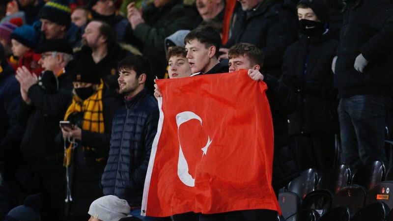 Hull City taraftarları maçı Türk bayraklarıyla takip etti