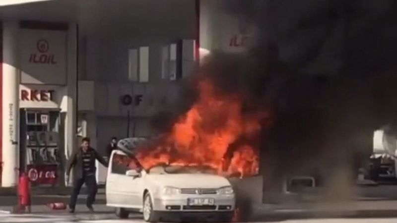 Batman’da, akaryakıt istasyonunda otomobil alev alev yandı
