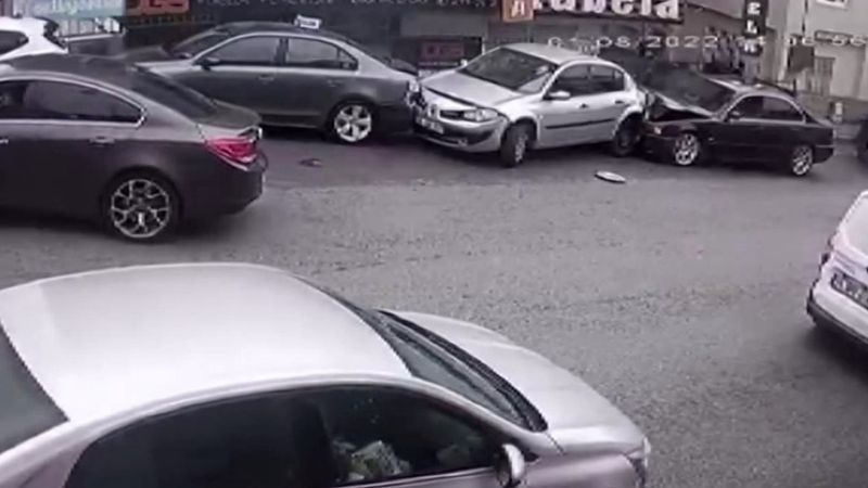 Ümraniye'de aşırı hız yapan sürücü 3 araca çarptı