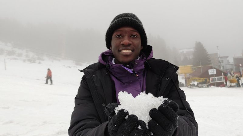 Uludağ'a gelen Afrikalı öğrencinin kar sevinci